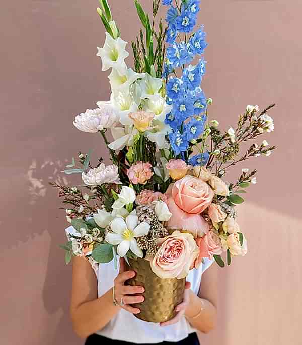 Agatha Chrome Vazoda Delfinyum Somon Gül Mavi Çiçekler