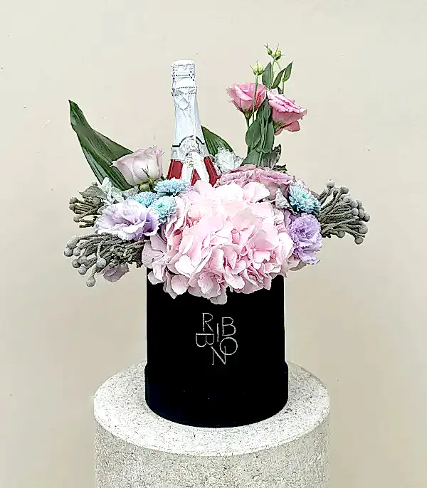 Alkolsüz Şampanyalı Siyah Kadife Kutu Pembe Ortancalı Çiçekler