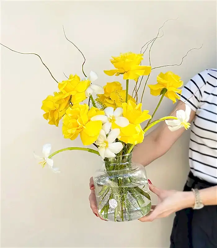 Antonella Cam Vazoda Sarı Gül Beyaz Lale Aranjmanı