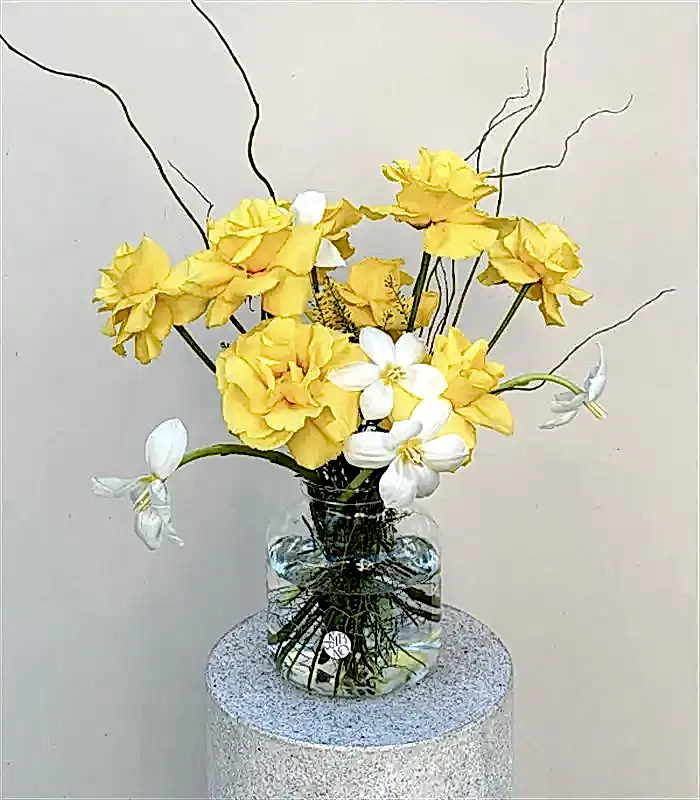 Antonella Cam Vazoda Sarı Gül Beyaz Lale Aranjmanı