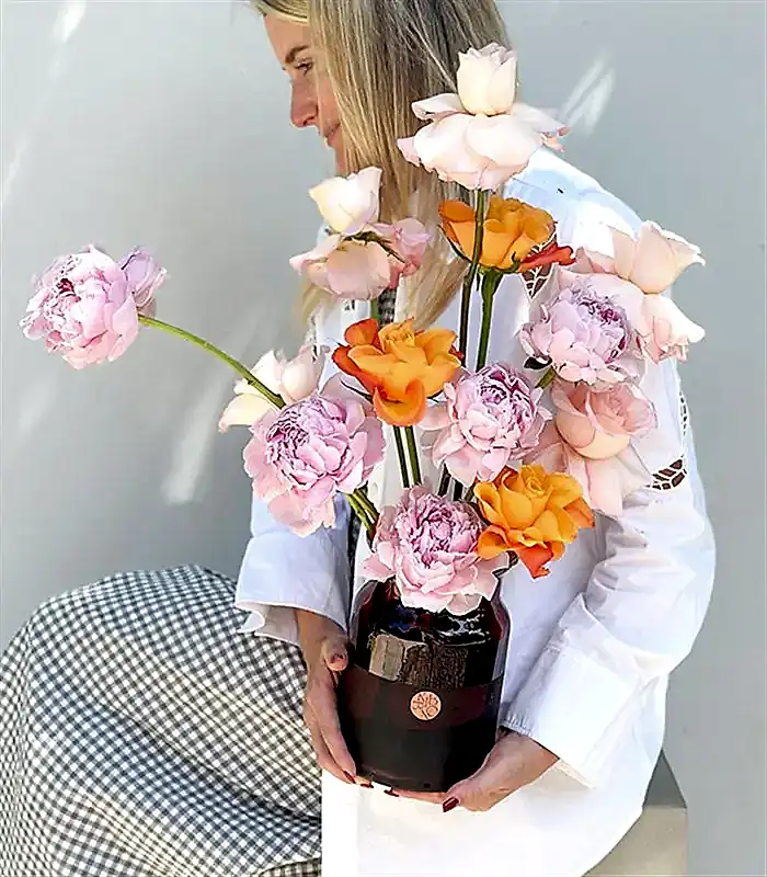 Apricot Blush Bordo Vazoda Şakayık Gül Yaz Aranjmanı