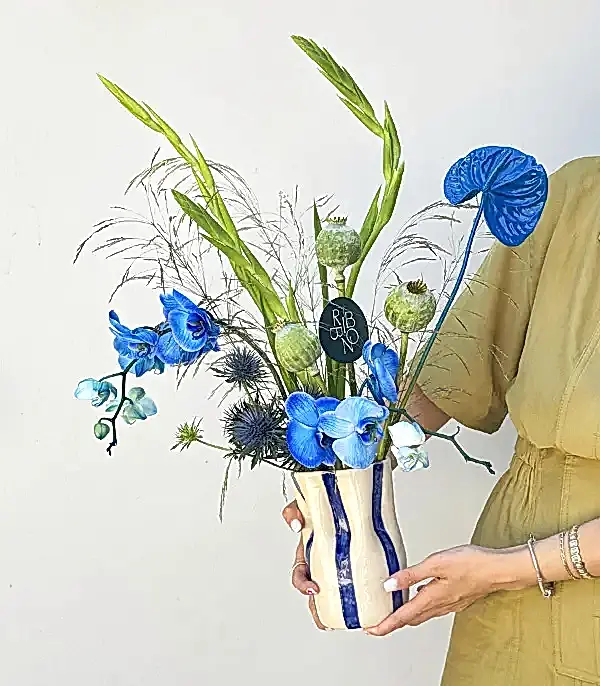 Azure Affair El İşi Seramik Vazoda Mavi Yaz Aranjmanı