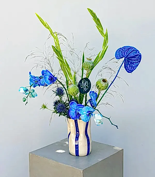 Azure Affair El İşi Seramik Vazoda Mavi Yaz Aranjmanı