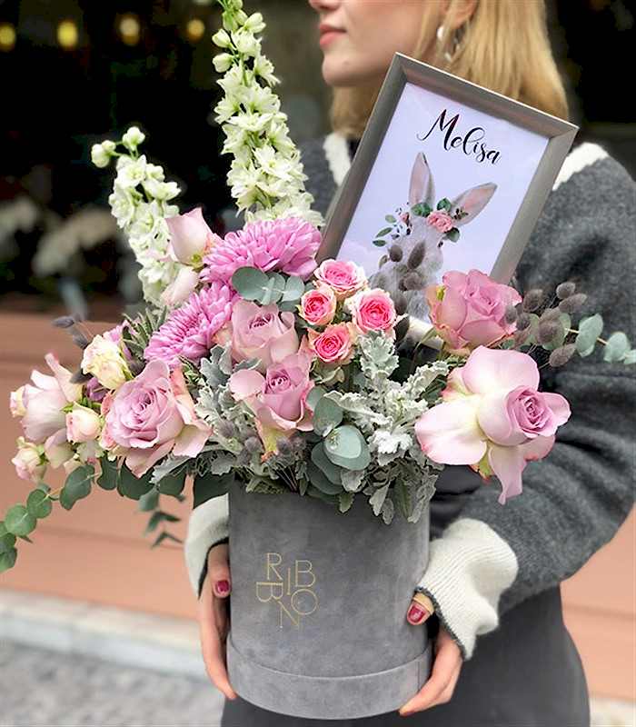 Bebek İsmine Özel Çerçeveli Gri Kız Bebek Tebrik Aranjmanı Lila Pembe