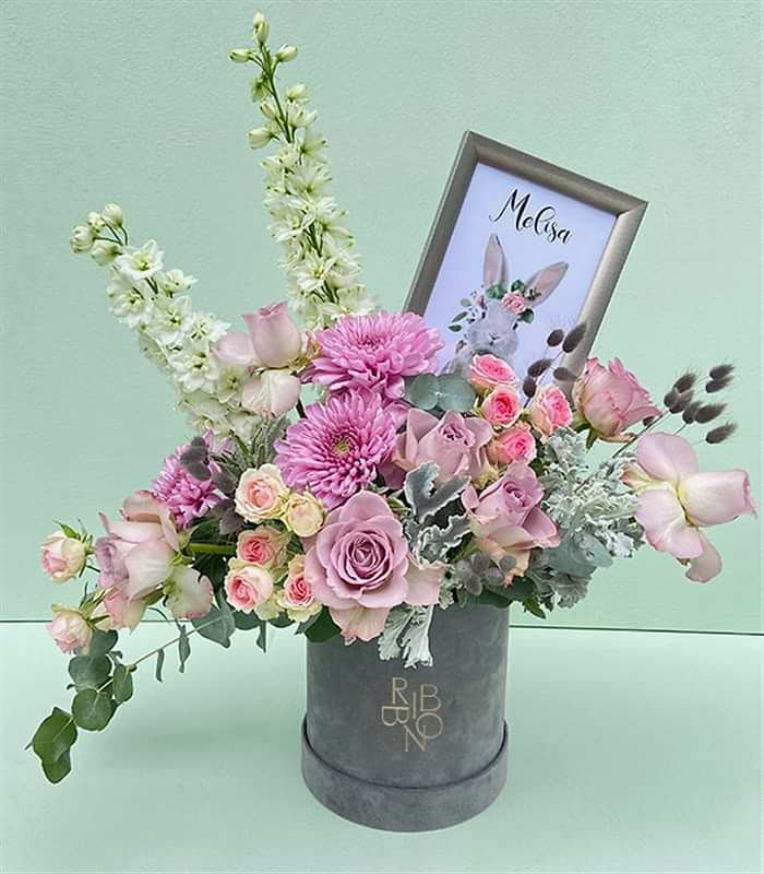 Bebek İsmine Özel Çerçeveli Gri Kız Bebek Tebrik Aranjmanı Lila Pembe
