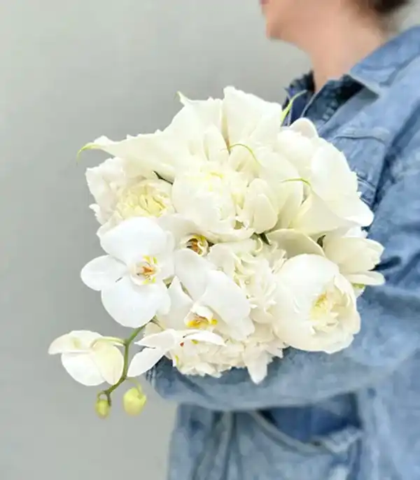 Benedetta 2 Beyaz Ortanca 5 Beyaz Şakayık 5 Gala 5 Beyaz Lale Gelin Buketi