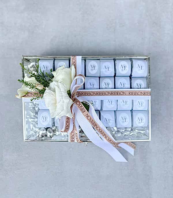 Beyaz Silver Royal Deluxe İsme Özel 56Lı Cam Çikolata Kutusu