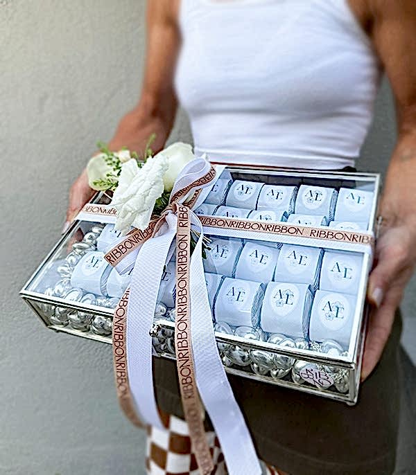 Beyaz Silver Royal Deluxe İsme Özel 56Lı Cam Çikolata Kutusu