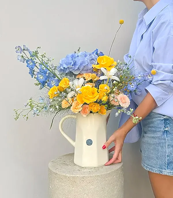 Blue Breeze Seramik Krem Sürahi Vazoda Ortanca Gül Aranjmanı