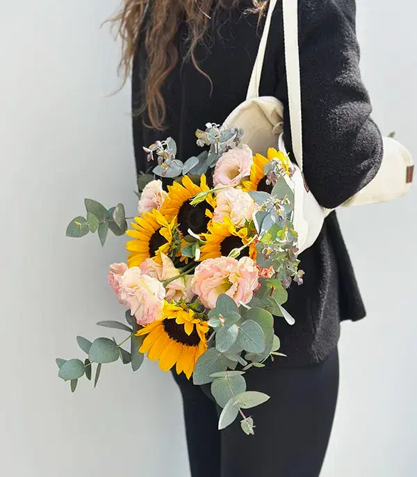 Bright Kanvas Çiçek Taşıma Çantasında Ayçiçeği Buketi
