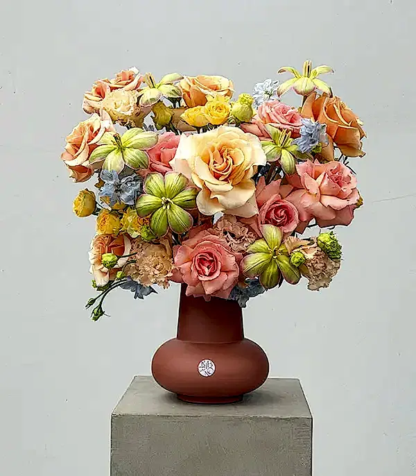 Briony Deluxe Mocha Mousse Seramik Vazoda Çiçekler