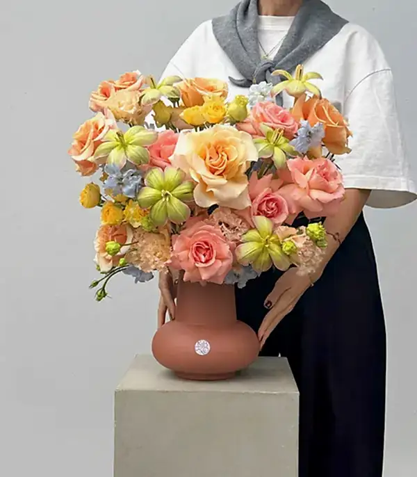 Briony Deluxe Mocha Mousse Seramik Vazoda Çiçekler