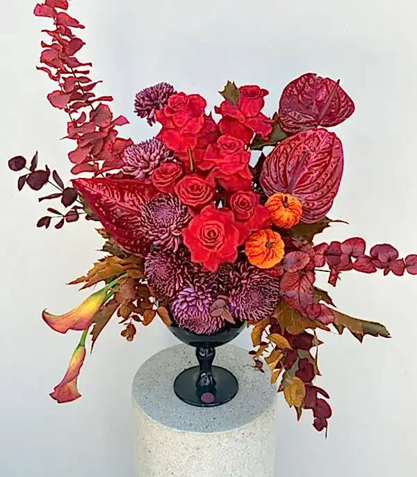 Burning Bloom Siyah Cam Vazoda Sonbahar Çiçekleri Aranjmanı