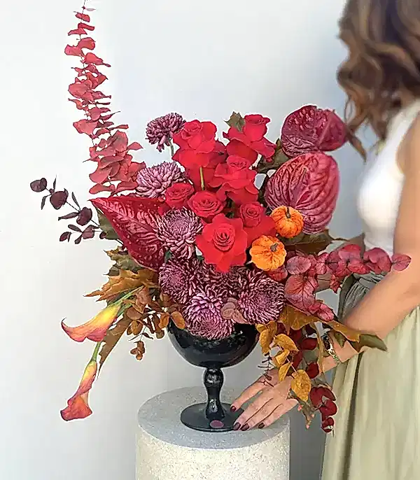 Burning Bloom Siyah Cam Vazoda Sonbahar Çiçekleri Aranjmanı