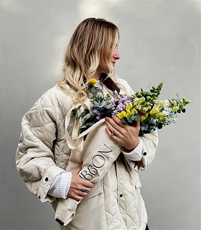 But First Flower Kanvas Çiçek Taşıma Çantasında Buket