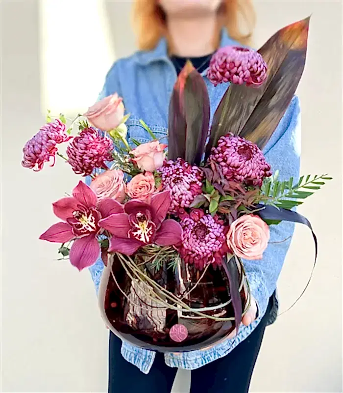 Calantha Amber Vazoda Bordo Anastasya Cappucino Gül Aranjmanı