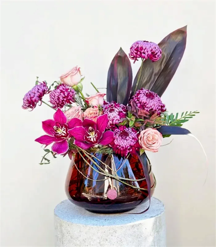 Calantha Amber Vazoda Bordo Anastasya Cappucino Gül Aranjmanı