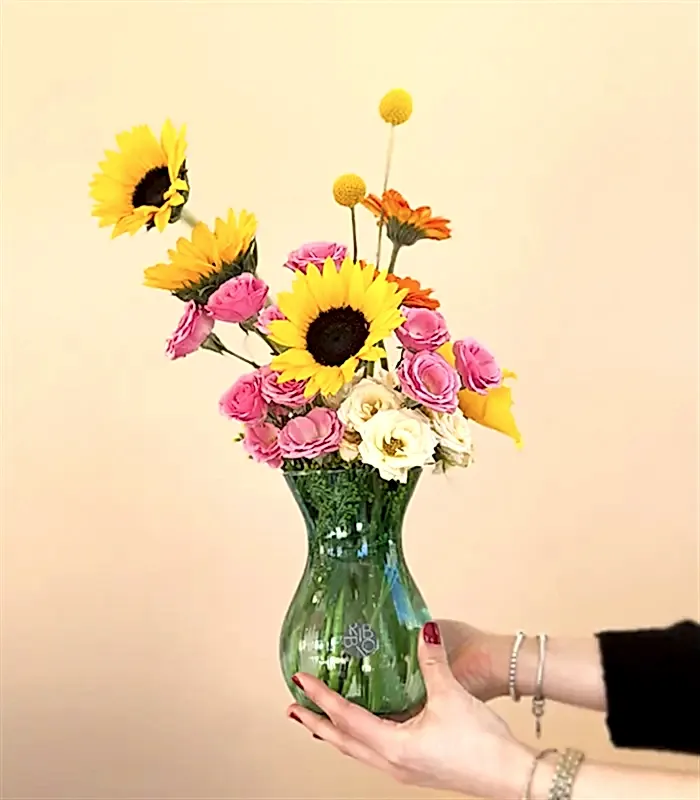 Celestial Su Yeşili Vazoda Ayçiçeği Bahar Çiçekleri Aranjmanı