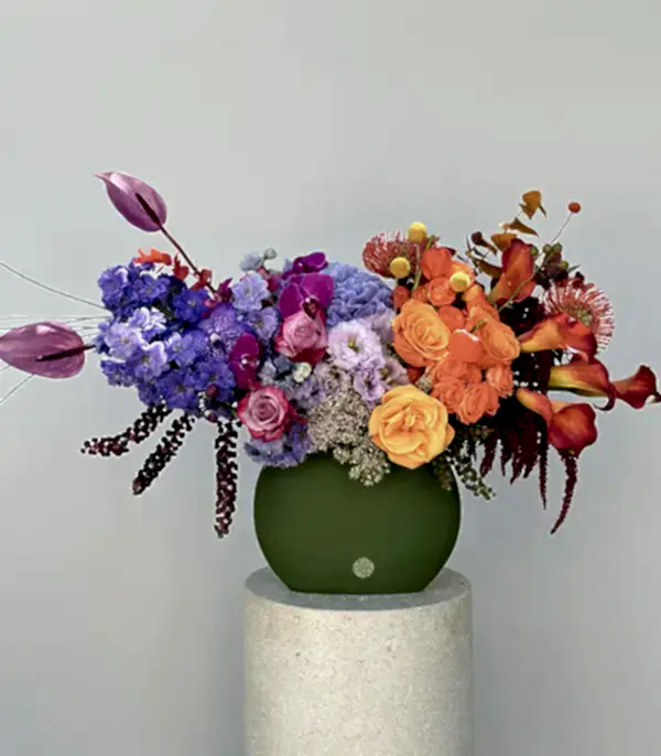 Chromatic Yeşil Seramik Vazoda Turuncu Mor Çiçekler