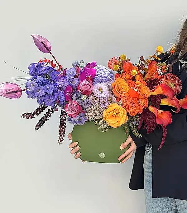 Chromatic Yeşil Seramik Vazoda Turuncu Mor Çiçekler