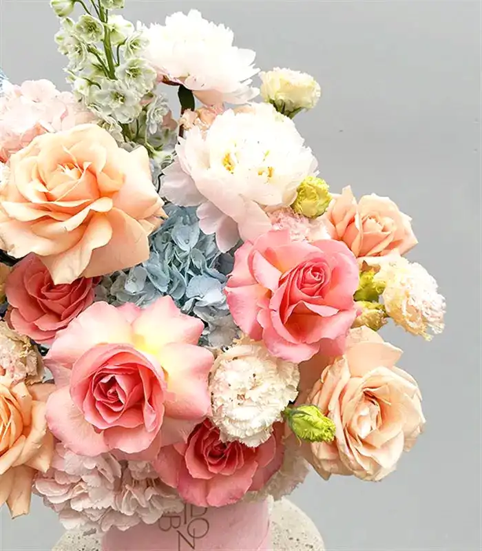 Clarte Deluxe Kutuda Gül Delfinyum Pudra Şakayıklı Bahar Aranjmanı