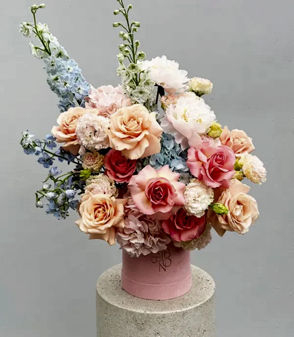 Clarte Deluxe Kutuda Gül Delfinyum Pudra Şakayıklı Bahar Aranjmanı