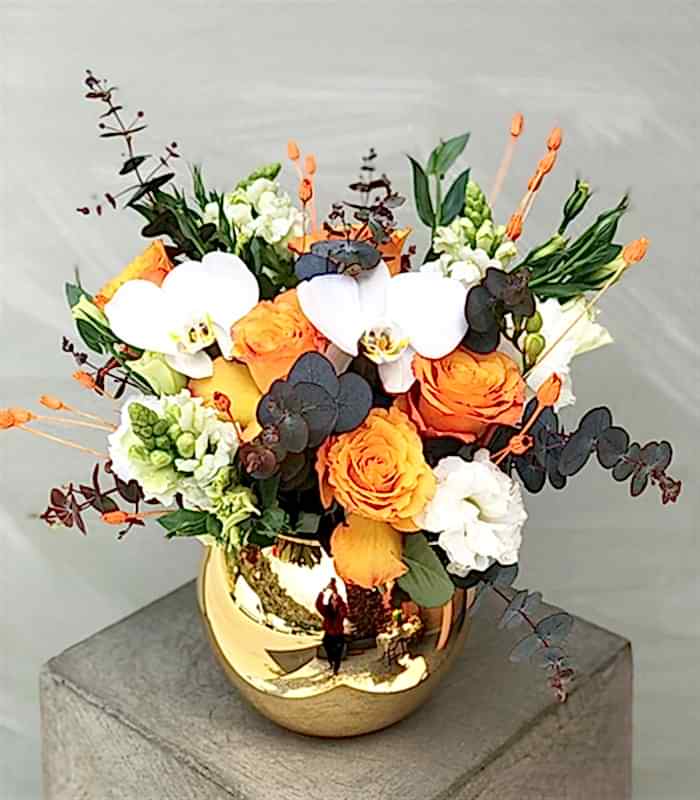 Clementine Turuncu Gül Beyaz Orkide Gold Vazo Aranjman