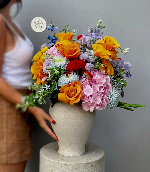 Dancing Colors Deluxe Seramik Vazoda Rengarenk Çiçekler Aranjmanı