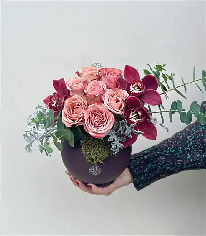 Deep Passion Seramik Vazoda Cappucino Gül Cymbidium Orkide Aranjmanı