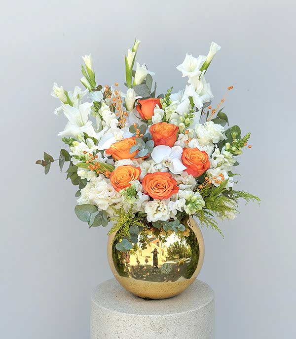 Deluxe Clementine Turuncu Gül Beyaz Orkide Gold Vazo Aranjman