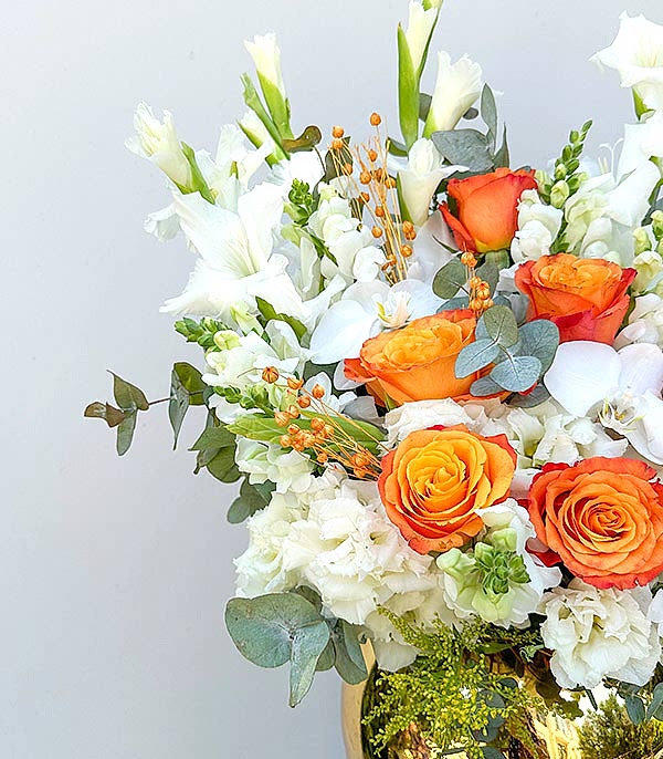Deluxe Clementine Turuncu Gül Beyaz Orkide Gold Vazo Aranjman
