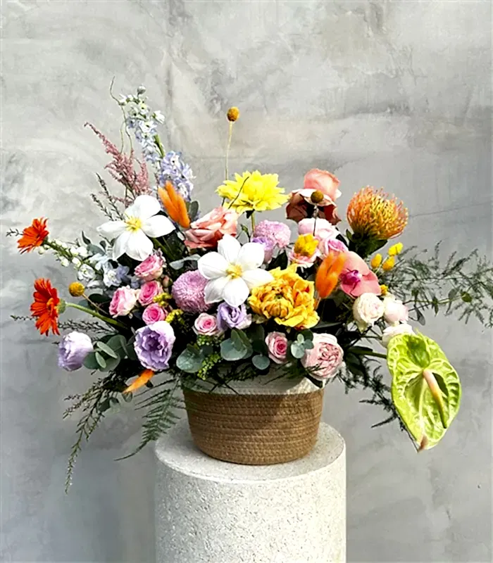 Deluxe Sepette Rengarenk Kır Çiçekleri Aranjmanı Limited Edition