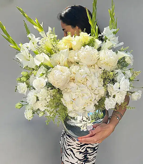 Deluxe Silver Vazoda Beyaz Gül Ortanca Şakayık Aranjmanı