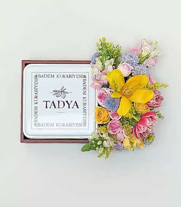 Deri Kutuda Tadya Badem Kurabiyesi Rengarenk Çiçekler Aranjmanı