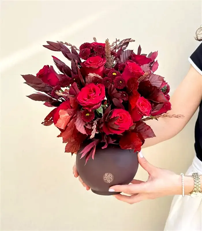 Downtown Seramik Vazoda Kırmızı Gül Aranjmanı