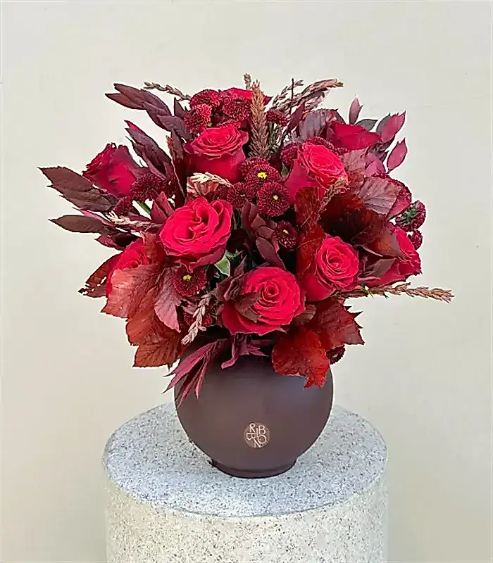 Downtown Seramik Vazoda Kırmızı Gül Aranjmanı