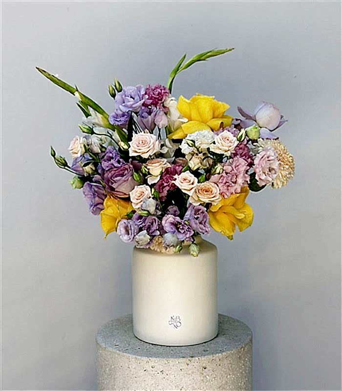 Elio Krem Seramik Vazoda Sarı Gül Pastel Çiçekler Yaz Aranjmanı