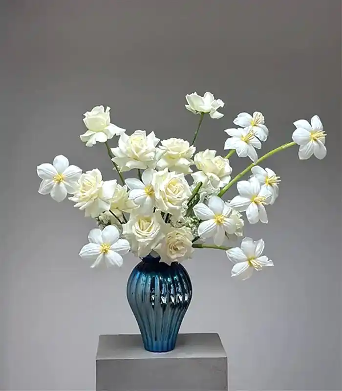 Elysienne Deluxe Hologram Mavi Vazoda Beyaz Gül Beyaz Lale Aranjmanı