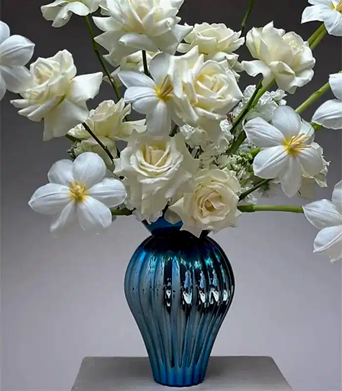 Elysienne Deluxe Hologram Mavi Vazoda Beyaz Gül Beyaz Lale Aranjmanı