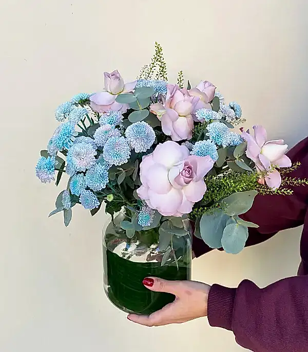 Emanuela Cam Vazoda Lila Gül Unicorn Krizantem Aranjmanı