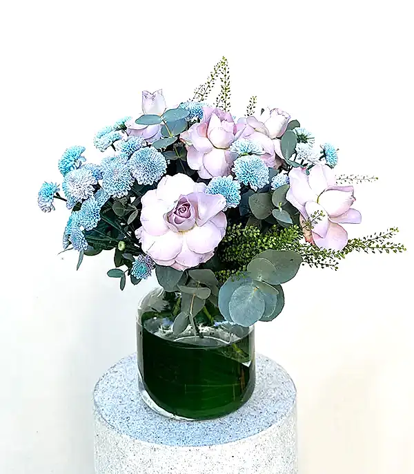 Emanuela Cam Vazoda Lila Gül Unicorn Krizantem Aranjmanı