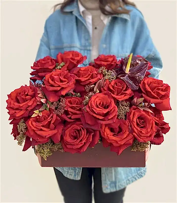 Euphoria Bordo Deri Kutu Kırmızı Gül Aranjmanı