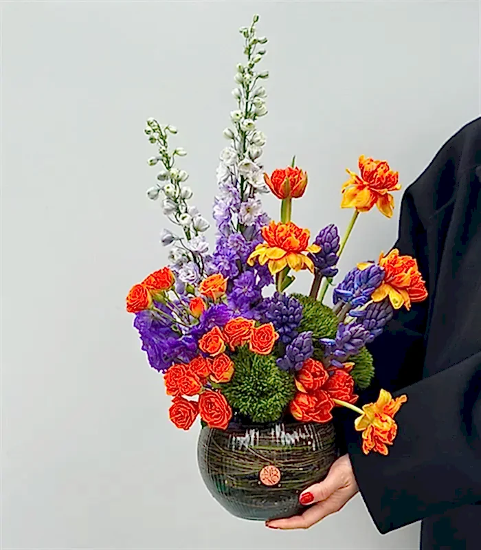 Fauve Bloom Cam Vazoda Delfinyum Sümbül Lale Bahar Aranjmanı