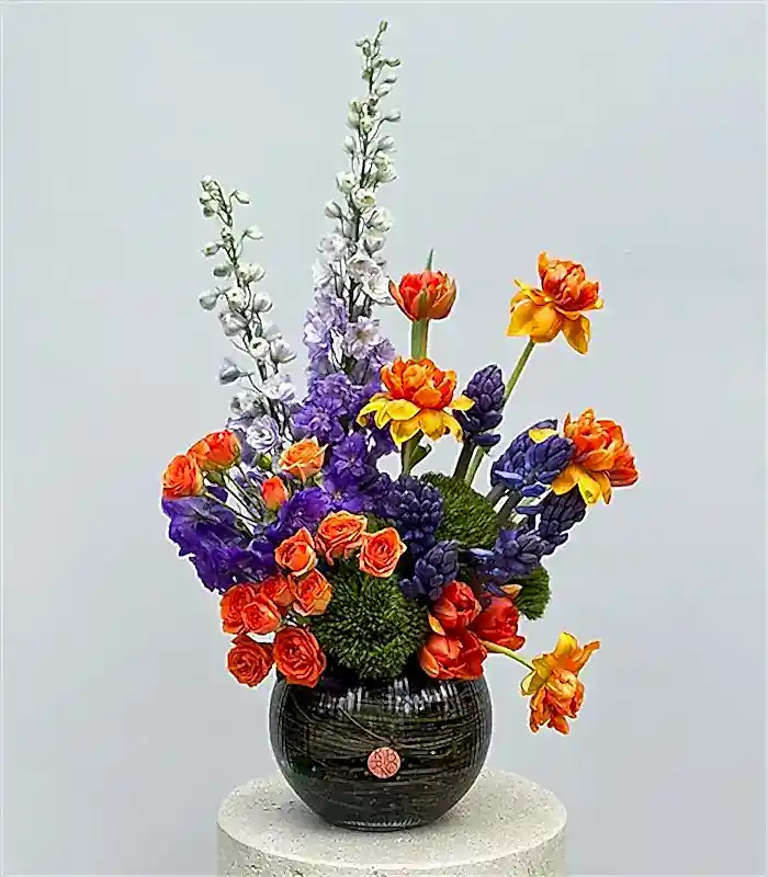 Fauve Bloom Cam Vazoda Delfinyum Sümbül Lale Bahar Aranjmanı