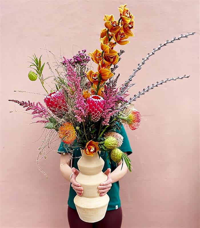 Fireworks El İşi Seramik Vazoda Protealı Tropikal Çiçek Aranjmanı