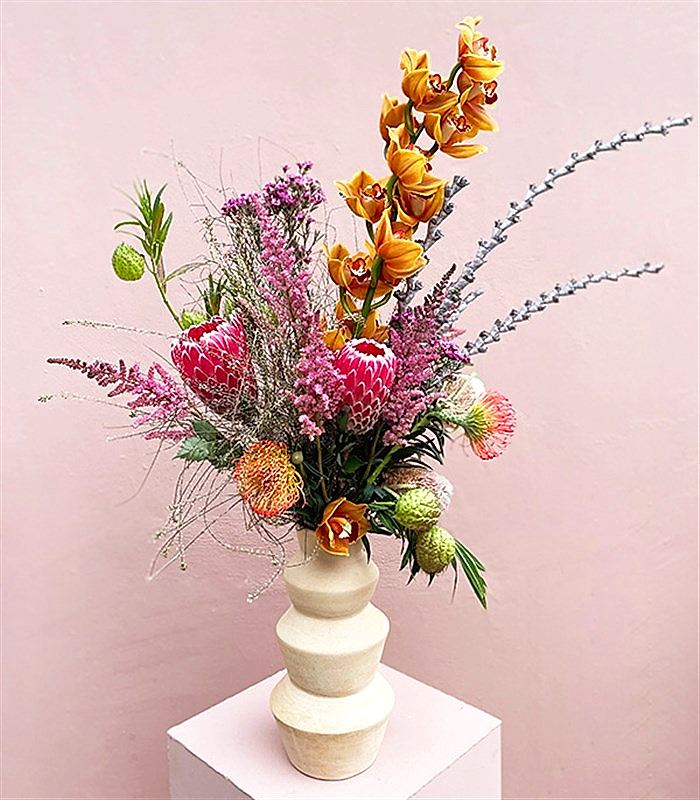 Fireworks El İşi Seramik Vazoda Protealı Tropikal Çiçek Aranjmanı