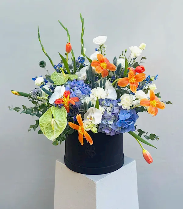 Giovanna Füme Grand Kutuda Turuncu Lale Mavi Ortanca Aranjmanı