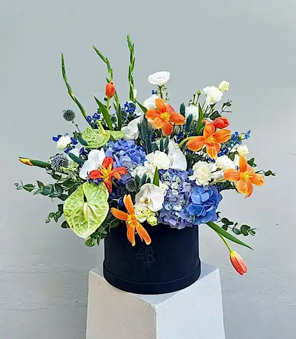 Giovanna Füme Grand Kutuda Turuncu Lale Mavi Ortanca Aranjmanı