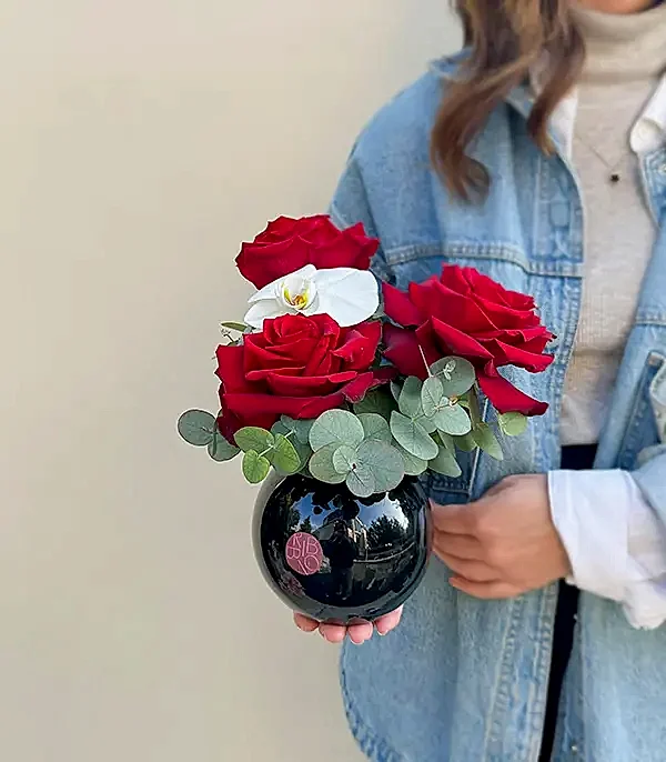 Grace Mini Siyah Vazoda Kırmızı Gül Orkide