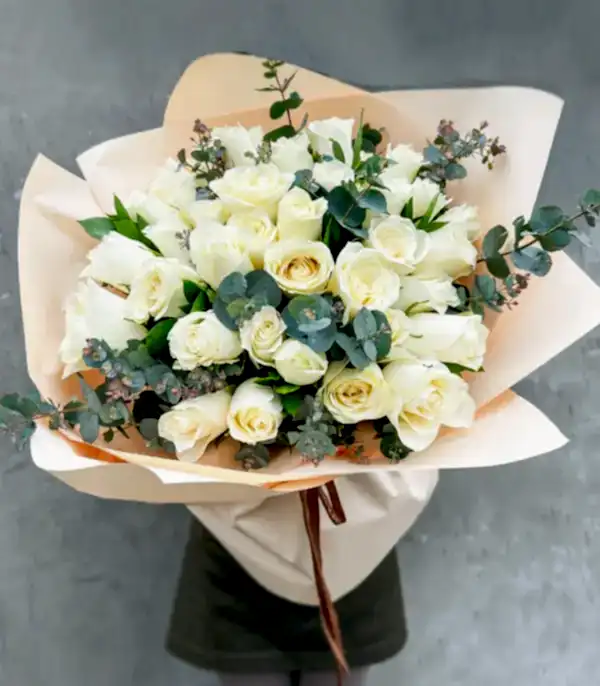Grand Deluxe 41 Beyaz Güller Buketi